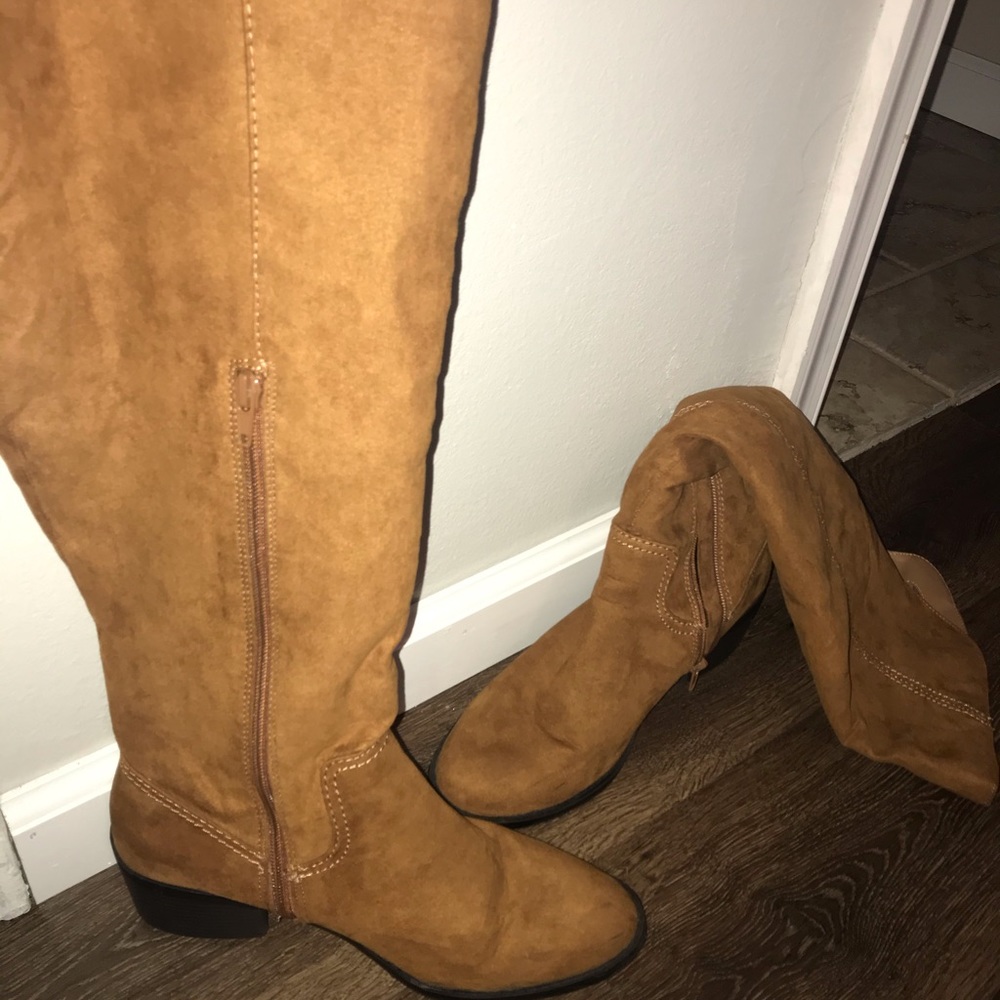 Knee high boots. Faux fur interior. Woman’s Us 9.5